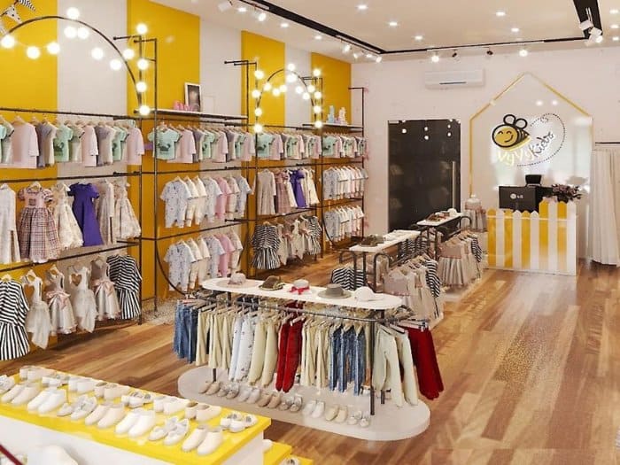 Mẫu cửa hàng thời trang trẻ em tông màu vàng rực rỡ kết hợp đèn trang trí