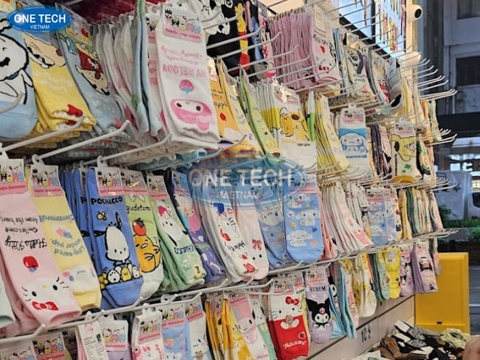 One Tech Group - Sản xuất kệ trưng bày tất vớ uy tín