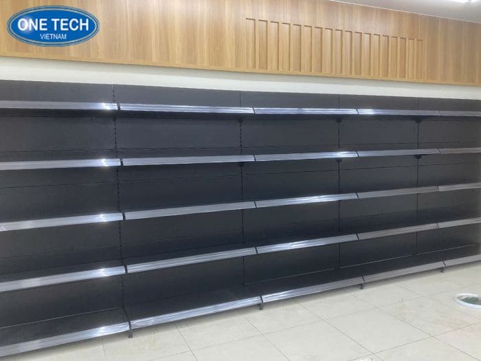 Toàn bộ hệ kệ sử dụng tone màu đen chủ đạ