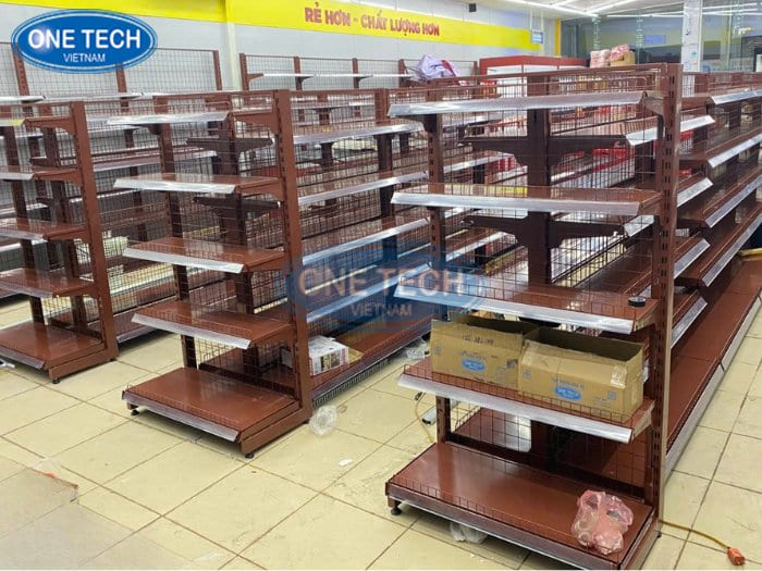 Kệ siêu thị lưng lưới màu đỏ đô