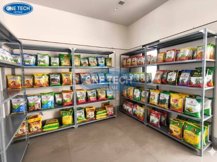 Kệ sắt V lỗ trưng bày phân bón