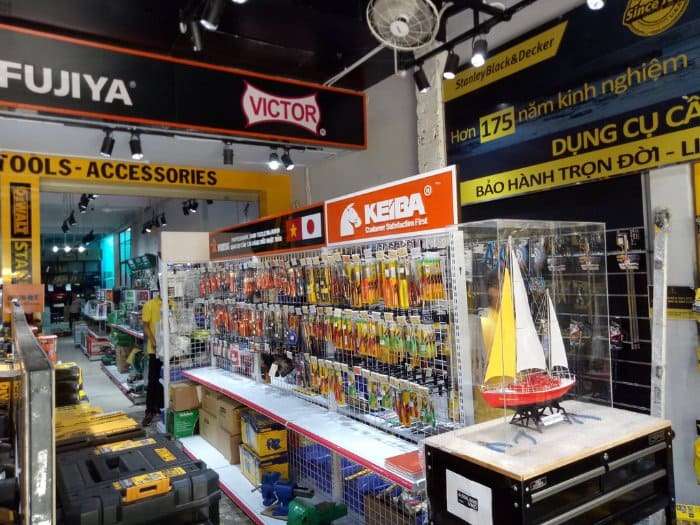 Mẫu thiết kế cửa hàng bán đồ kim khí 05