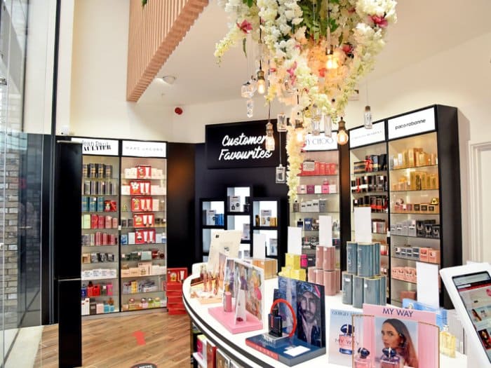 Mẫu thiết kế cửa hàng bán nước hoa 05