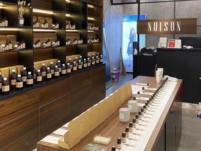 Mẫu thiết kế cửa hàng bán nước hoa 06