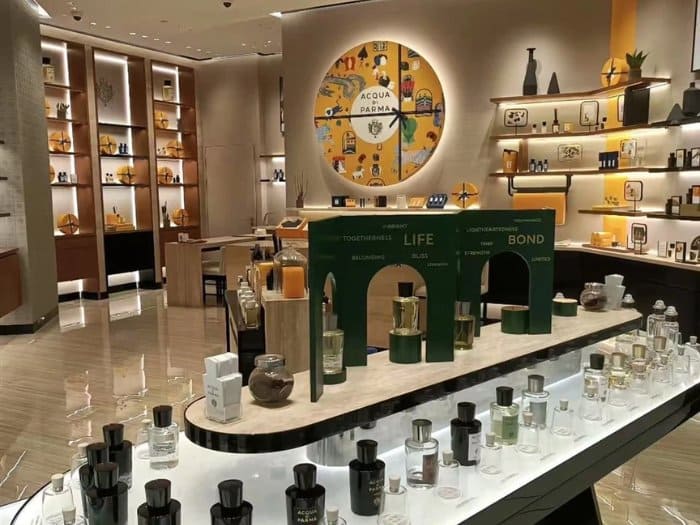 Mẫu thiết kế cửa hàng bán nước hoa 07