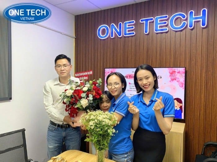 Những món quà được trao tận tay nhân viên