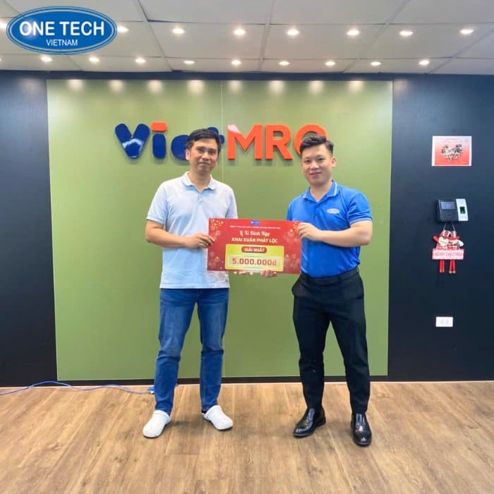 One Tech trao tận tay khách hàng giải nhất 02