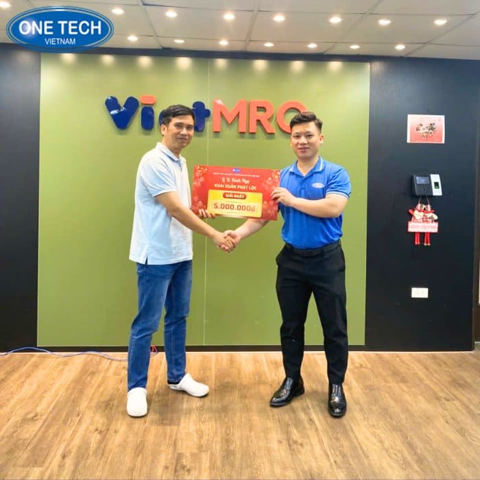 One Tech trao tận tay khách hàng giải nhất 01