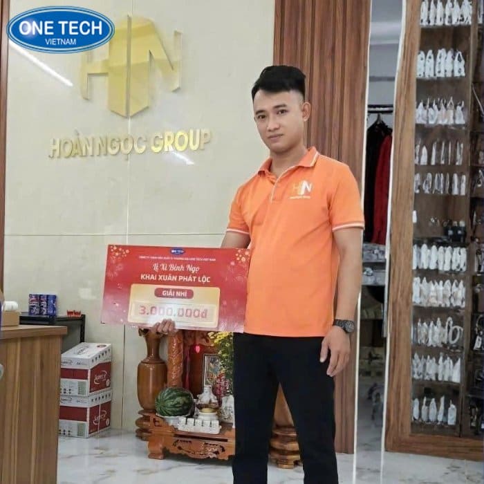 One Tech trao tận tay khách hàng giải nhì 02