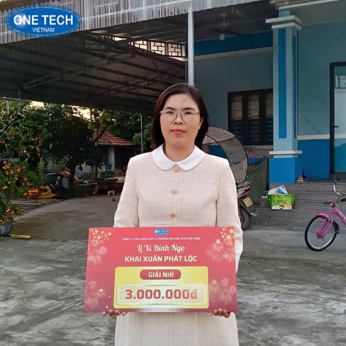 One Tech trao tận tay khách hàng giải nhì 01