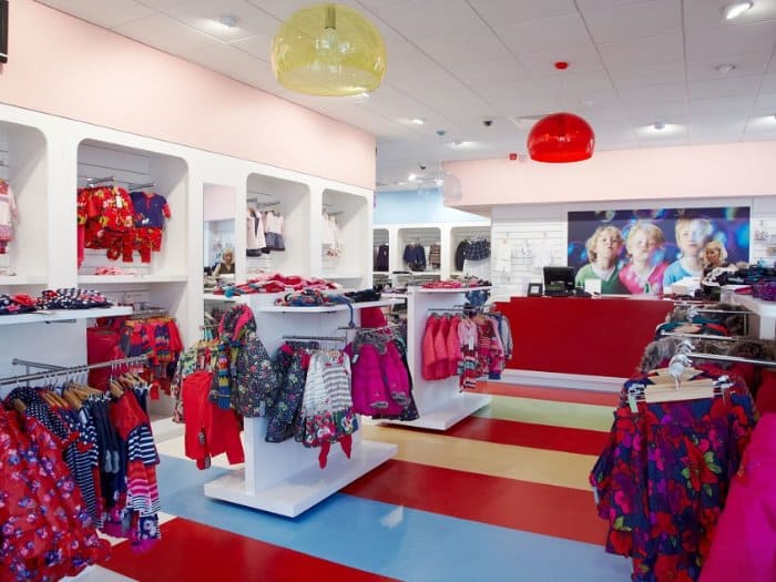 Cửa hàng thiết kế mặt sàn 3 màu đỏ xanh vàng