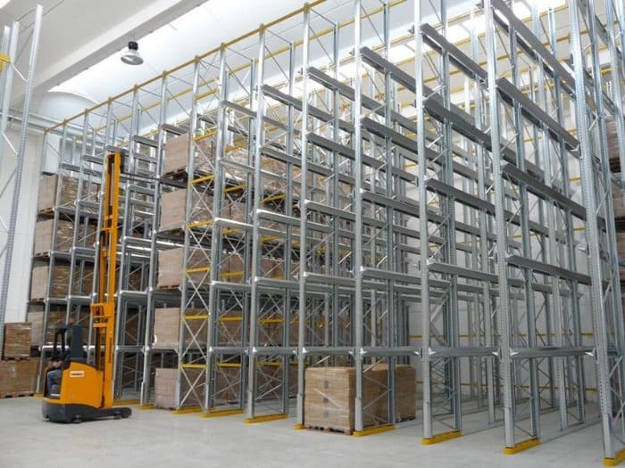 Chiều cao xe nâng an toàn trong việc xuất nhập