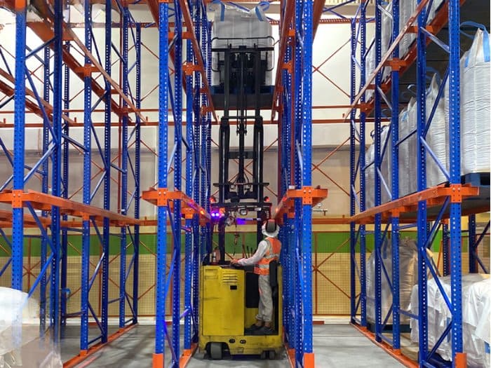 Cách chọn xe nâng phù hợp với kệ Drive In tối ưu