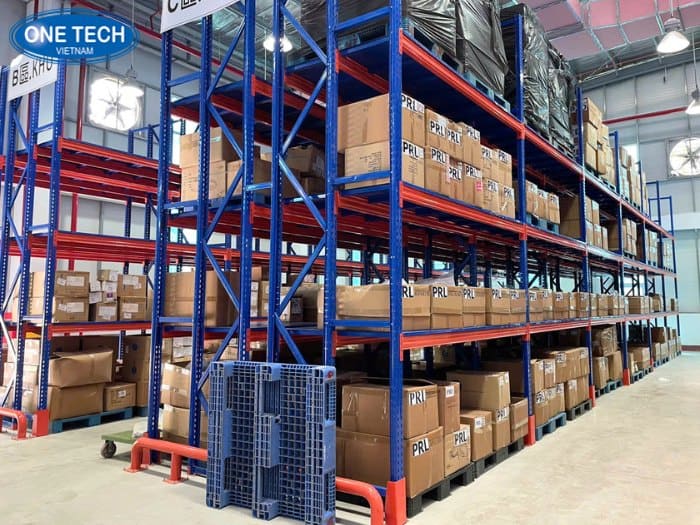 Kệ để hàng 3 tầng cho kho quy mô lớn