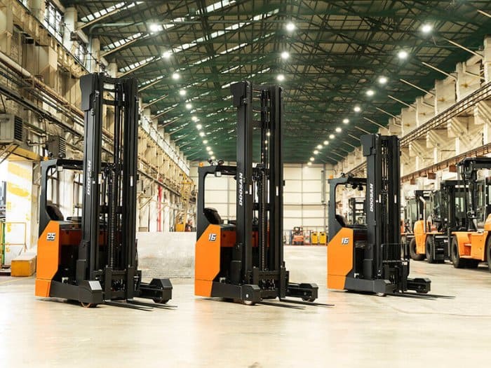 Xe nâng Reach Truck phù hợp với kệ Selective
