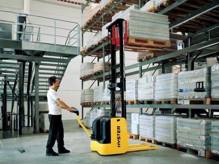 Xe nâng điện dắt lái Scissor Reach – Linh hoạt cho kho kệ Double Deep tầm thấp