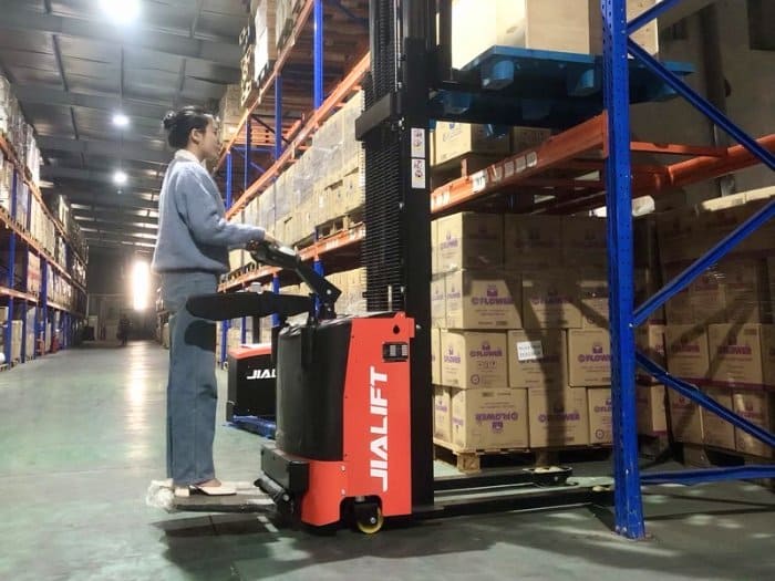 Xe nâng đứng lái điện Electric Stacker - giải pháp tiết kiệm cho quy mô vừa