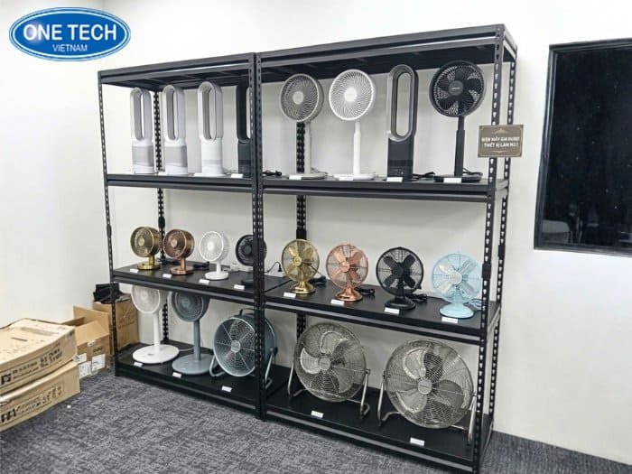 Kệ V cài mẫu mới trưng bày quạt điện