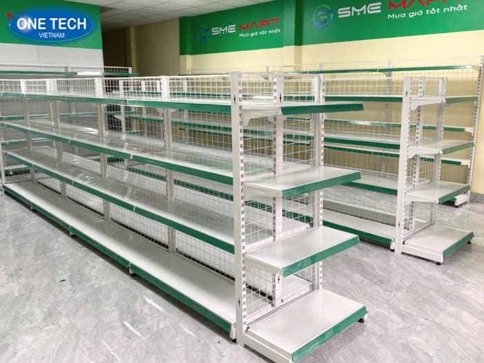 Kệ lưng lưới thông thoáng phù hợp nhiều mô hình cửa hàng