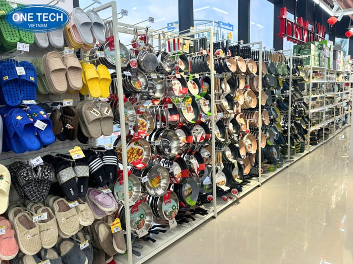 Kệ sắt trưng bày có móc treo hàng tiện lợi
