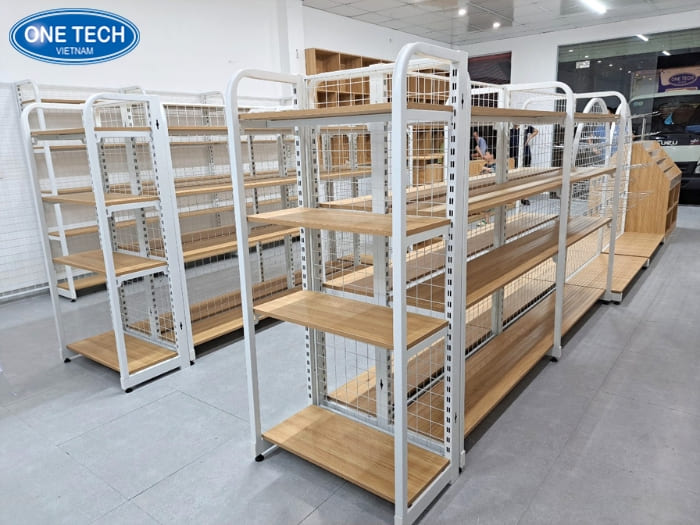 Kệ siêu thị khung sắt trắng phối gỗ tính thẩm mỹ cao