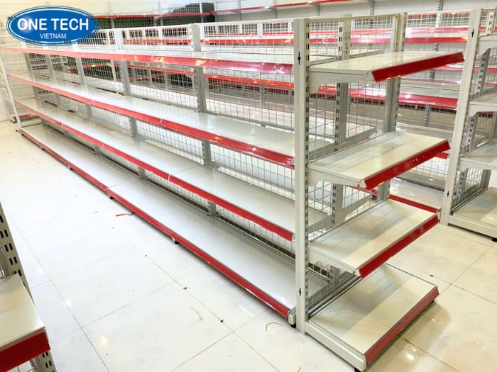 Kệ siêu thị lưng lưới màu trắng thông thoáng