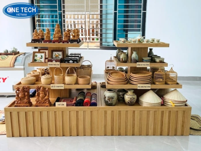 Kệ vuông tạo sự nổi bật cho cửa hàng