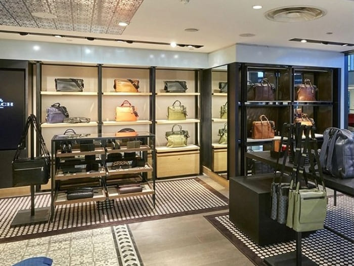 Thiết kế shop túi xách nam tính với kệ khung sắt phối gỗ