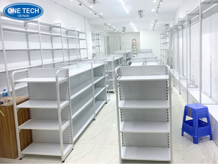 Ưu điểm của mẫu kệ màu trắng trong siêu thị