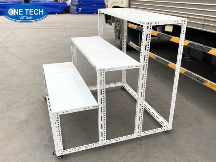 Kệ bậc thang tạo điểm nhấn trưng bày