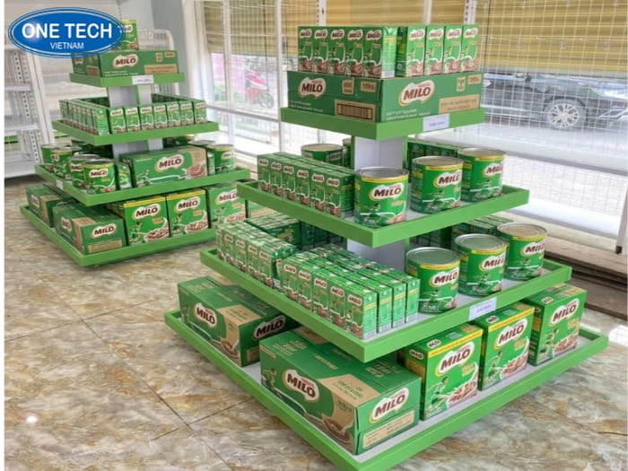 Kệ hình vuông trưng bày gần cửa ra vào