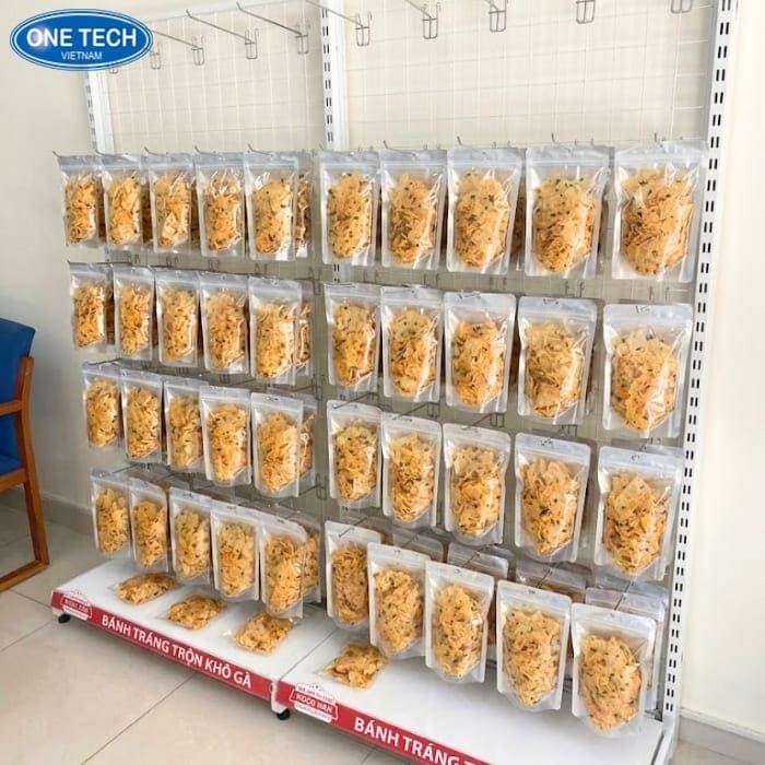 Kệ móc treo bánh tráng gọn gàng, ngăn nắp