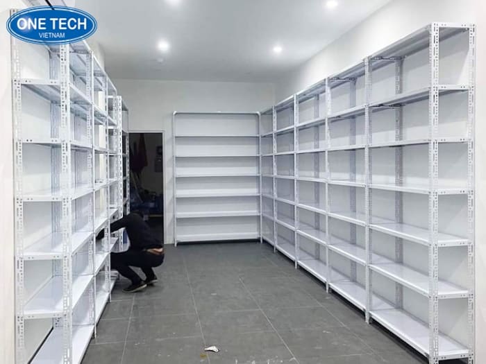 Kệ sắt áp tường để milo tiết kiệm không gian