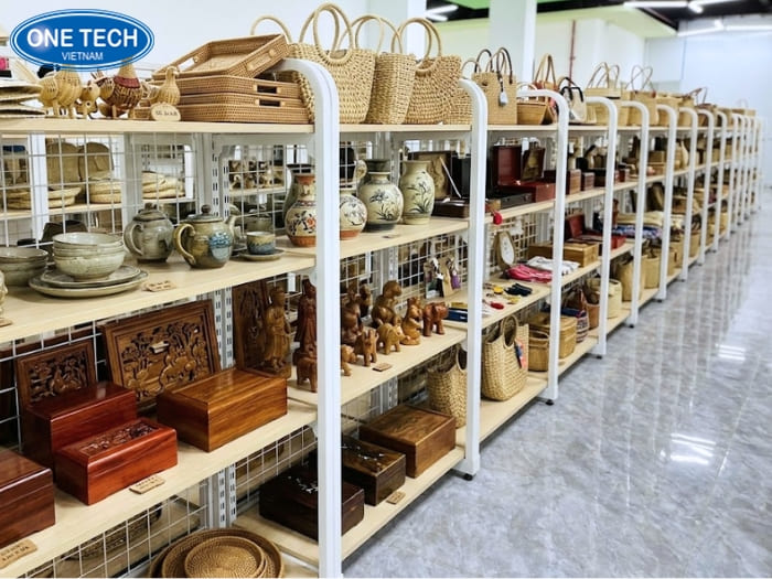 Kệ khung sắt mặt gỗ trưng bày đồ thủ công mỹ nghệ