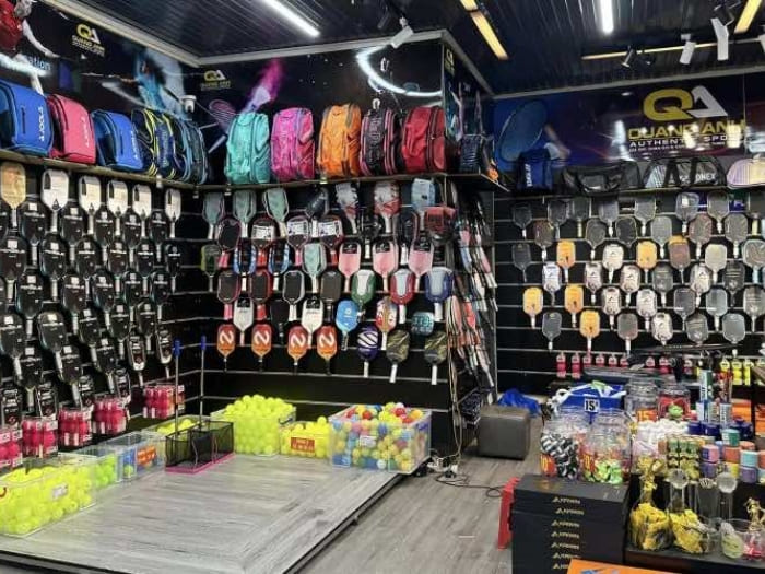 Câu hỏi liên quan đến thiết kế cửa hàng vợt Picklaball