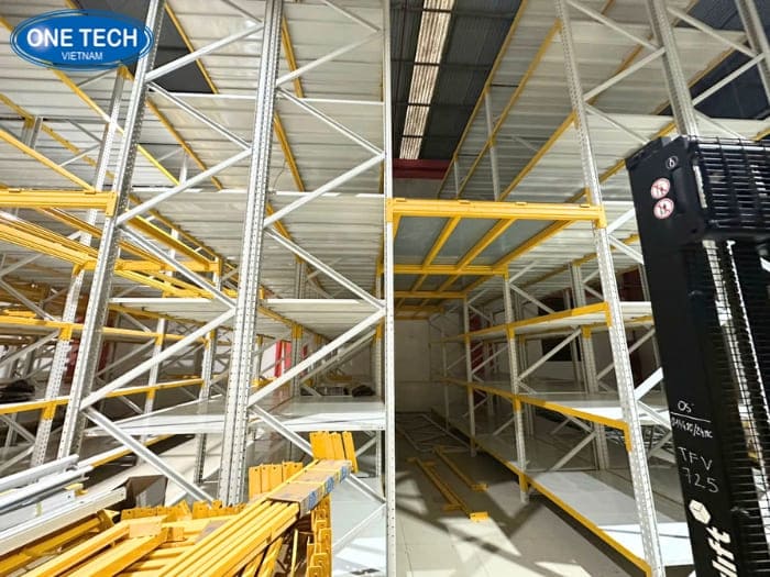 Lắp đặt dự án kệ kho cho công ty dịch vụ ô tô Carpla 06
