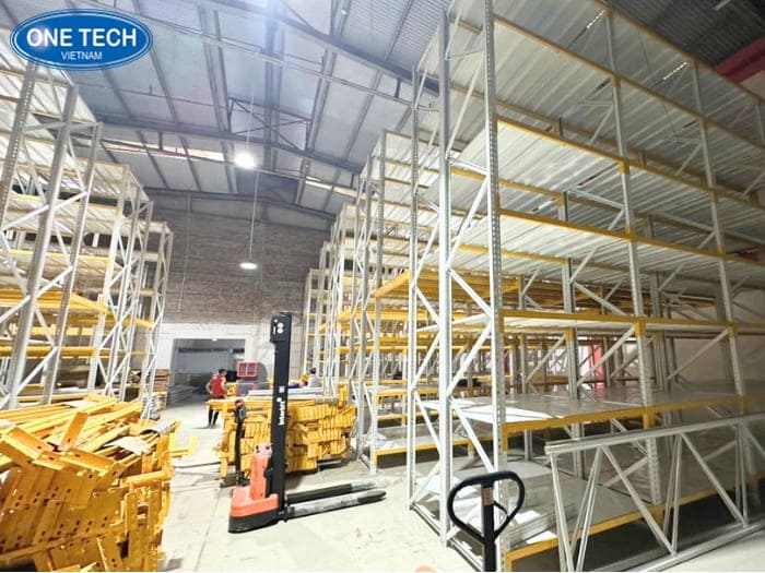 Lắp đặt dự án kệ kho cho công ty dịch vụ ô tô Carpla 08