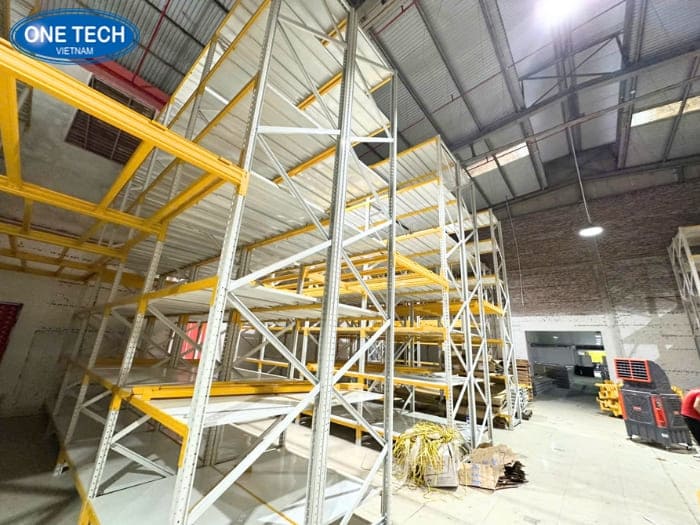 Lắp đặt dự án kệ kho cho công ty dịch vụ ô tô Carpla 09
