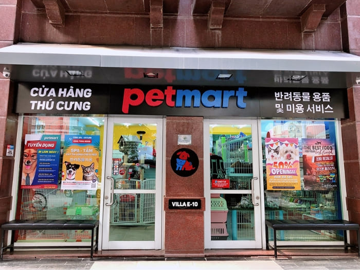 Thiết kế cửa hàng thú cưng với bảng hiệu bắt mắt