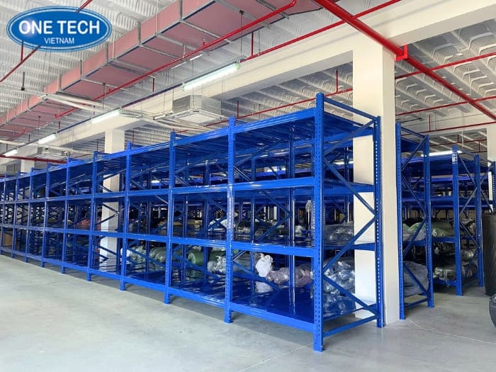 Kệ sắt trung tải để hàng hóa trong các kho quy mô vừa
