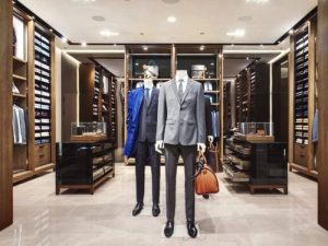 Mẫu showroom quần áo nam cao cấp với tủ gỗ kịch trần đẳng cấp