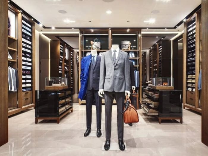 Mẫu showroom quần áo nam cao cấp với tủ gỗ kịch trần đẳng cấp