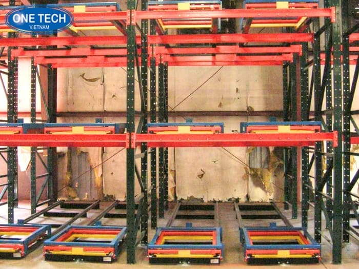 Kệ Push Back - Sở hữu khay để pallet vận hành nhẹ nhàng