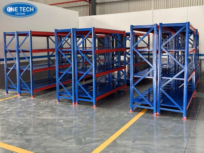 Kệ sắt trung tải ứng dụng cho kho hàng quy mô nhỏ