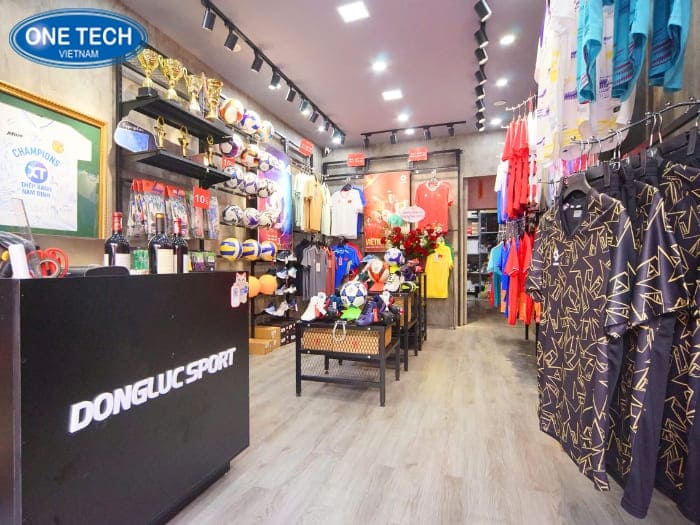One Tech Group - Sản xuất kệ trưng bày đồ thể thao đẹp