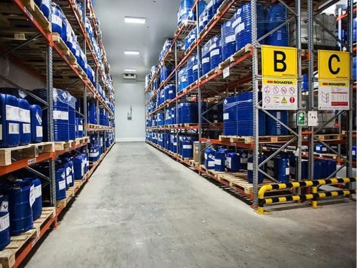 Trang bị hệ thống kệ kho phù hợp
