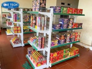 Kệ lưng lưới đơn giản, chuyên nghiệp cho cửa hàng pháo hoa