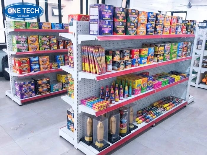 Kệ lưng tôn chắc chắn, bày nhiều hộp pháo hoa
