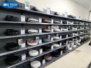 Kệ lưng tôn chắc chắn, đa dụng hơn khi trưng bày robot hút bụi