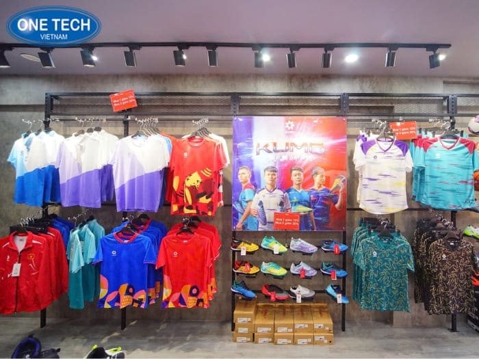Kệ móc treo bi trưng bày quần áo thể thao